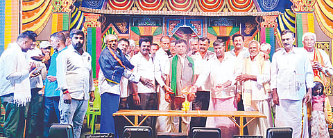 ಬೆಟ್ಟದಪುರ ಸಮೀಪದ ಆನಂದಗೆರೆ ಗ್ರಾಮದ ಶ್ರೀ ಬಸವೇಶ್ವರ ಕೃಪಾಪೋಷಿತ ನಾಟಕ ಮಂಡಳಿ ಹಾಗೂ ಗ್ರಾಮಸ್ಥರವತಿಯಿಂದ ಆಯೋಜಿಸಿದ್ದ ಶನಿಪ್ರಭಾವ ಅಥವಾ ರಾಜವಿಕ್ರಮ ಪೌರಾಣಿಕ ನಾಟಕದ ವೇದಿಕೆಯನ್ನು ಗಣ್ಯರು ಉದ್ಘಾಟನೆ ಮಾಡಿದರು. ಮಾಜಿ ಶಾಸಕ ಕೆ.ಮಹದೇವ್, ನಿಂಗಮ್ಮ, ಹನಗೋಡು ಪ್ರಕಾಶ್, ಕೋಮಲಾಪುರ ಸ್ವಾಮಿಗೌಡ ಇದ್ದರು.