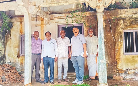 ಕಣಗಾಲ್ ಗ್ರಾಮದಲ್ಲಿರುವ ಚಿತ್ರ ನಿರ್ದೇಶಕ ಪುಟ್ಟಣ್ಣ ಕಣಗಾಲ್ ನಿವಾಸಕ್ಕೆ ವಾರ್ತಾ ಮತ್ತು ಸಾರ್ವಜನಿಕ ಸಂಪರ್ಕ ಇಲಾಖೆ ಉಪನಿರ್ದೇಶಕ ವಿನೋದ್‌ಚಂದ್ರ ಭೇಟಿ ನೀಡಿ ಮಾಹಿತಿ ಪಡೆದುಕೊಂಡರು. ಕೆ.ಗಣೇಶ್, ಕುಮಾರಶೆಟ್ಟಿ, ಮಂಜುನಾಥ್, ಚಂದ್ರಶೇಖರ, ದತ್ತಾತ್ರೇಯ ಇದ್ದರು.