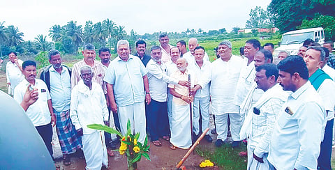 ಬೆಟ್ಟದಪುರ ಸಮೀಪದ ಬಾರಸೆ ಗ್ರಾಮದಲ್ಲಿ ಲೋಕೋಪಯೋಗಿ ಇಲಾಖೆಯ ರಸ್ತೆ ಅಭಿವೃದ್ಧಿ ಕಾಮಗಾರಿಗೆ ಶಾಸಕ ಕೆ.ವೆಂಕಟೇಶ್ ಭೂಮಿಪೂಜೆ ನೆರವೇರಿಸಿದರು. ನಿತಿನ್ ವೆಂಕಟೇಶ್, ಹೊಲದಪ್ಪ, ಈ.ಪಿ. ಲೋಕೇಶ್, ಡಿ.ಟಿ ಸ್ವಾಮಿ ಇತರರಿದ್ದರು.