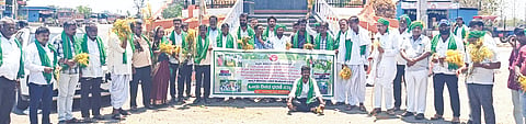 ಈರುಳ್ಳಿ, ತೊಗರಿ ಬೆಳೆಗೆ ಆವರಿಸಿರುವ ಕಸ್ಕೊಟಾ ಕಳೆಯೊಂದಿಗೆ ರೈತರು ಚಿಂಚೋಳಿಯಲ್ಲಿ ಮಂಗಳವಾರ ಪ್ರತಿಭಟನೆ ನಡೆಸಿದರು. ಗೋಪಾಲ ಎಂ.ಪಿ., ಕೆ.ಎಂ.ಬಾರಿ, ಯಲ್ಲಾಲಿಂಗ ದಂಡಿನ್​, ವೀರೇಶ ಯಂಪಳ್ಳಿ, ಹಣಮಂತ ಪೂಜಾರಿ, ಶಿವಕುಮಾರ ಅಂಬಲಗಿ   ಖಲೀಲ್​ ಪಟೇಲ್​ ಇತರರಿದ್ದರು.