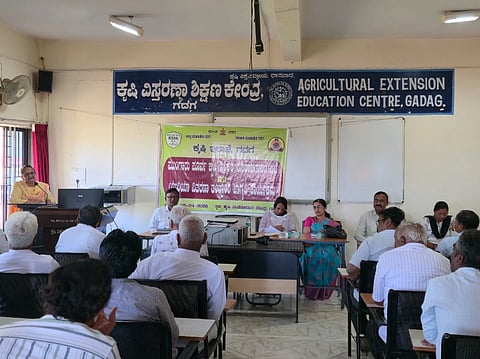 ಗದಗ ಕೃಷಿ ಸಂಶೋಧನಾ ಕೇಂದ್ರದಲ್ಲಿ ಯೂರಿಯಾ ಗೊಬ್ಬರ ವಿತರಣೆ ಕುರಿತು ಸಭೆ ಕುರಿತು ಸಭೆ ಜರುಗಿತು. ಕೃಷಿ ಪಾಟೀಲ,  ಸೌಮ್ಯ, ರಾಜೇಶ್ವರಿ, ಬಸವರಾಜೇಶ್ವರಿ, ಸ್ಪೂಥಿರ್ ಜಿ.ಎಸ್​, ಮೇನಾ ನಾಡಗೀರ, ಕಲಾವತಿ, ಪ್ರಕಾಶ ಕಗದಾಳ, ತಾಲೂಕಿನ ಖಾಸಗಿ ಕೃಷಿ ಪರಿಕರ ಮಾರಾಟಗಾರರು, ಕೃಷಿ ಪತ್ತಿನ ಸಹಕಾರಿ ಸಂದ ಸದಸ್ಯರು, ರೈತ ಉತ್ಪಾದಕ ಕಂಪನಿಗಳು ಇದ್ದರು.