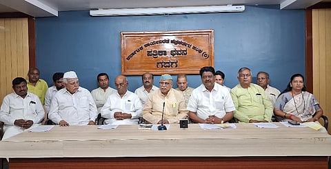 ಗದಗ ನಗರದಲ್ಲಿ ವಿವಿಧ ಗಣ್ಯರಿಗೆ ಸನ್ಮಾನ ಕಾರ್ಯಕ್ರಮ ಹಮ್ಮಿಕೊಂಡಿರುವ ಕುರಿತು ಡಿ.ಆರ್​. ಪಾಟೀಲ ಸುದ್ದಿಗೋಷ್ಠಿ ನಡೆಸಿದರು.  ಕೃಷ್ಣಗೌಡ ಪಾಟೀಲ, ರಾಮಕೃಷ್ಣ ದೊಡ್ಡಮನಿ, ಟಿ. ಈಶ್ವರ, ಬಿ. ಬಿ ಅಸೂಟಿ,  ಹುಬ್ಬಳ್ಳಿ, ವಿವೇಕ ಯಾವಗಲ್​ ಇದ್ದರು. 