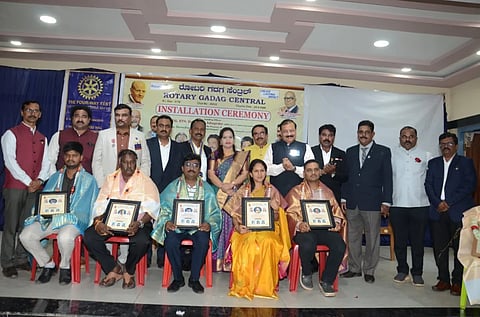  ಗದಗ ರೋಟರಿ ಭವನದಲ್ಲಿ ಜರುಗಿದ ನೂತನ ಪದಾಧಿಕಾರಿಗಳ ಸಮಾರಂಭದಲ್ಲಿ ವಿವಿಧ ಕ್ಷೇತ್ರದಲ್ಲಿ ಸಾಧನೆ ಮಾಡಿದ ಗಣ್ಯರನ್ನು ಸನ್ಮಾನಿಸಲಾಯಿತು. ಮಲ್ಲಿಕಾರ್ಜು ಚಂದಪ್ಪನ್ನವರ, ಶ್ರೀಧರಗೌಡ ಧರ್ಮಾಯತ, ರಾಜು ಕುರಡಗಿ, ವಿ.ಕೆ. ಗುರುಮಠ, ಶಶಿಧರ ದಿಂಡೂರು, ಸದಾಶಿವ ಮದರಿಮಠ, ಎಂ.ಸಿ. ಐಲಿ ಹಲವರು ಇದ್ದರು.