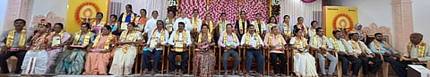ನಗರದ ಬ್ರಹ್ಮಕುಮಾರಿ ವಿವಿಯಲ್ಲಿ ನಡೆದ ಕಾರ್ಯಕ್ರಮದಲ್ಲಿ ಸಾಧಕ ಶಿಕ್ಷಕರನ್ನು ಸನ್ಮಾನಿಸಲಾಯಿತು. ರಾಧಾ ಎಸ್​, ಜಿ. ಎಸ್​. ಜತ್ತಿ, ಎಸ್​. ಆರ್​. ಕುಲಕಣಿರ್, ಎಫ್​. ಬಾಳಿಹಳ್ಳಿಮಠ, ಎಫ್​. ಎ. ನಮಾಜಿ, ಎಸ್​. ಎಸ್​. ಪಾಟೀಲ,  ಬಿ. ಎಚ್​. ಕಾಲವಾಡ, ಜೆ. ಬಿ. ಕುಂದರಗಿ, ಕವಿತಾ ಕೆ, ಮಹಾಲಕ್ಷಿ$್ಮ ತೊಂಡಿಹಾಳ, ದಾನಮ್ಮ ತೆಗ್ಗಿನಕೇರಿ ಇತರರು ಇದ್ದರು.