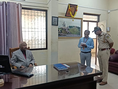 ಉಪ ಲೋಕಾಯುಕ್ತ ನ್ಯಾಯಮೂತಿರ್ ನ್ಯಾ. ಕೆ. ಎನ್​. ಫಣೀಂದ್ರ ಅವರು ಶುಕ್ರವಾರ ಗದಗ ಪ್ರಾದೇಶಿಕ ಸಾರಿಗೆ ಅಧಿಕಾರಿಗಳ ಕಚೇರಿಗೆ ಭೇಟಿ ನೀಡಿ ಪರಿಶೀಲಿಸಿದರು. ಸಿ. ಎಸ್​. ಶಿವನಗೌಡ್ರ, ವಿಶಾಲ ಜಿ. ಪಿ. ಇತರರು ಇದ್ದರು.
