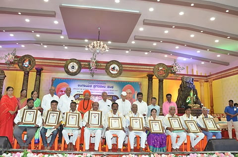  ತೋಂಟದಾರ್ಯ ಮಠದಲ್ಲಿ ಸೋಮವಾರ ಜರುಗಿದ ಕಾರ್ಯಕ್ರಮದಲ್ಲಿ ಲಿಂಗಾಯತ ಪ್ರಗತಿಶೀಲ ಸಂಘದ ನೂತನ ಪದಾಧಿಕಾರಿಗಳನ್ನು ಸನ್ಮಾನಿಸಲಾಯಿತು. ಸಿದ್ದರಾಮ ಶ್ರೀಗಳು, ಎಸ್. ಎಸ್. ಪಾಟೀಲ, ವಿನಾಯಕ ಮಾನ್ವಿ, ಐ.ಬಿ.ಬೆನಕೊಪ್ಪ ಇತರರು ಇದ್ದರು. 