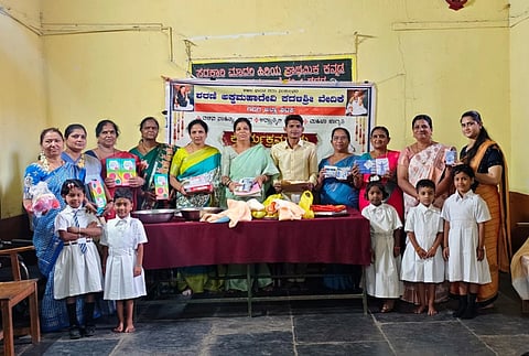  ಗದಗ ನಗರದ ಸರ್ಕಾರಿ ಶಾಲೆಯಲ್ಲಿ ಕದಳಿಶ್ರೀ ವೇದಿಕೆ ವತಿಯಿಂದ ಅಮೃತ ಬೋಜನ ಕಾರ್ಯಕ್ರಮ ಜರುಗಿತು.  ಎಚ್​.ಎಲ್​. ಆಸಂಗಿ, ವಿ. ಎ. ಕುಂಟೋಜಿ, ಸರ್ವಮಂಗಳಾ ಗುಜಮಾಗಡಿ, ಎ​. ಎಸ್​. ಹಿರೇಮಠ, ಶೋಭಾ ವಗ್ಗಿ, ಶ್ರೇಯಾ ಬಾರಾಟಕ್ಕೆ ಸೇರಿದಂತೆ ಶಾಲಾ ಮಕ್ಕಳು, ಪಾಲಕರು ಮುಂತಾದವರು ಇದ್ದರು.