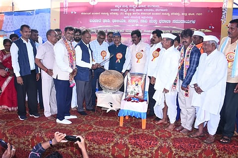   ಗದಗ ನಗರದಲ್ಲಿ ಏರ್ಪಡಿಸಿದ್ದ ಬಂಜಾರಾ ಸಮುದಾಯಗಳ ಕಾರ್ಯಾಗಾರವನ್ನು ಡಾ. ಮೋತಿಲಾಲ ಚವ್ಹಾಣ ಉದ್ಘಾಟಿಸಿದರು. ರವಿಕಾಂತ ಅಂಗಡಿ, ಲಾಲಪ್ಪ ರಾಠೋಡ, ರಮೇಶ ಲಮಾಣಿ, ಸಾವಿತ್ರಿಬಾಯಿ ಲಮಾಣಿ, ಕುಬೇರ ನಾಯಕ, ಟೀಕಪ್ಪ ನಾಯಕ, ಚಂದ್ರು ನಾಯಕ, ಈಶ್ವರ ನಾಯಕ, ಕುಬೇರಪ್ಪ ಪವಾರ, ಕೇಶವ ನಬಾಪೂರ, ಡಾ. ಡಿ.ಎಲ್​. ಚವ್ಹಾಣ, ಡಾ. ಎಲ್​. ಪಿ. ಾಯಕ ಹಲವರು ಇದ್ದರು.   