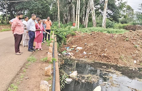 ಕೈಗಾರಿಕೆಗಳಿಂದ ವಿಷತ್ಯಾಜ್ಯ ಹರಿಯುತ್ತಿರುವ ಮಾಣಿಕನಗರದ ಗುರುಗಂಗಾ ಹಳ್ಳಕ್ಕೆ ಶುಕ್ರವಾರ ಜಿಪಂ ಸಿಇಒ ಡಾ.ಗಿರೀಶ್​ ಬದೋಲೆ ಭೇಟಿ ನೀಡಿ ಪರಿಶೀಲಿಸಿದರು. ತಾಪಂ ಇಒ ದೀಪಿಕಾ ನಾಯ್ಕರ್​, ಎಡಿ ರಾಜಶೇಖರ ಬುಳ್ಳಾ, ಪಿಡಿಒ ಜಗದೇವಿ ಗೋರ್ಟೆ  ಇತರರಿದ್ದರು.