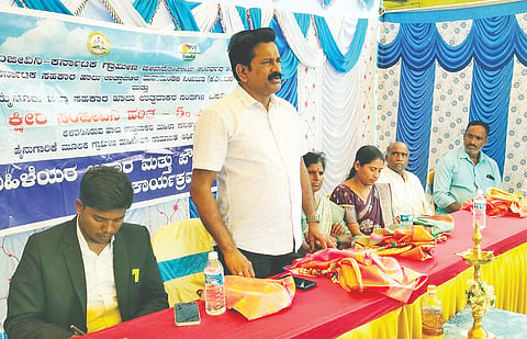 ಎಚ್.ಡಿ.ಕೋಟೆ ತಾಲೂಕಿನ ಹಿರೇಹಳ್ಳಿ ಬಿ ಕಾಲೋನಿ ಗ್ರಾಮದಲ್ಲಿ ಆಯೋಜಿಸಿದ್ದ ಕಾರ್ಯಕ್ರಮದಲ್ಲಿ  ಟಿಎಚ್‌ಒ  ಡಾ. ಟಿ.ರವಿಕುಮಾರ್ ಮಾತನಾಡಿದರು. ಶರಣಪ್ಪ ರಮಾಣಿ, ಅಭಿಕುಮಾರ್, ಲಕ್ಷ್ಮೀ ಇತರರಿದ್ದರು. 