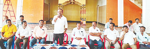ಕೆ.ಎಂ.ದೊಡ್ಡಿಯ ಬಾಲಾಜಿ ಸಮುದಾಯ ಭವನದಲ್ಲಿ ಆಯೋಜಿಸಿದ್ದ ಬೂತ್ ಮಟ್ಟದ ಕಾಂಗ್ರೆಸ್ ಕಾರ್ಯಕರ್ತರ ಕುಂದು-ಕೊರತೆ ಸಭೆಯಲ್ಲಿ ಶಾಸಕ ಕೆ.ಎಂ.ಉದಯ್ ಮಾತನಾಡಿದರು.