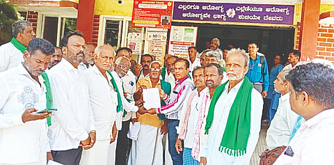 ಕೆ.ಎಂ.ದೊಡ್ಡಿ ಸಮುದಾಯ ಆರೋಗ್ಯ ಕೇಂದ್ರವನ್ನು ಮೇಲ್ದರ್ಜೆಗೇರಿಸುವಂತೆ ಹಾಗೂ ವೈದ್ಯಕೀಯ ಸೇವೆಗಳನ್ನು ಕಡಿತಗೊಳಿಸಿರುವ ಕ್ರಮವನ್ನು ಖಂಡಿಸಿ ರೈತ ಸಂಘದ ವತಿಯಿಂದ ಆಸ್ಪತ್ರೆ ಆವರಣದಲ್ಲಿ ಪ್ರತಿಭಟನೆ ನಡೆಸಲಾಯಿತು.