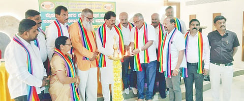  ಕರ್ನಾಟಕ ರಾಜ್ಯ ಸಹಕಾರ ಮಹಾಮಂಡಳ ನಿರ್ದೇಶಕ ಜಯಕರ ಶೆಟ್ಟಿ ಬಿ.ಇಂದ್ರಾಳಿ ಕಾರ್ಯಕ್ರಮ ಉದ್ಘಾಟಿಸಿದರು. ಪಿ.ಯು.ರಾಬಿನ್ ದೇವಯ್ಯ , ಜಿ.ಕೆ ದಿವಾಕರ್, ಎಚ್.ಕೆ.ಮಾದಪ್ಪ ಮತ್ತಿತರರಿದ್ದರು.