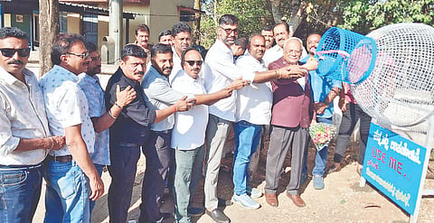 ಪ್ಲಾಸ್ಟಿಕ್ ತ್ಯಾಜ್ಯ ಹಾಗೂ ಖಾಲಿ ಬಾಟಲಿಗಳನ್ನು ಸಂಗ್ರಹಿಸುವ ಬಾಟಲಿ ಆಕೃತಿಯ ಕಬ್ಬಿಣದ ತಂತಿಯಿಂದ ನಿರ್ಮಾಣ ಮಾಡಿದ ಕಸದ ತೊಟ್ಟಿಯನ್ನು ರೋಟರಿ 3181ರ ಪ್ರಾಂತಪಾಲ ಪಿ.ಕೆ. ರಾಮಕೃಷ್ಣ ಉದ್ಘಾಟಿಸಿದರು. ಪುರಸಭೆ ಮುಖ್ಯಾಧಿಕಾರಿ ಗಿರೀಶ್ ಕುಮಾರ್, ಕುಶಾಲನಗರ ರೋಟರಿ ಅಧ್ಯಕ್ಷ ಮನು ಪೆಮ್ಮಯ್ಯ ಮತ್ತಿತರರಿದ್ದರು 