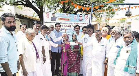 ಕೂಡ್ಲಿಗಿ ತಾಲೂಕಿನ ಸುಟ್ಟ ಕಾರ್ನಾರ ಹಟ್ಟಿಯಲ್ಲಿ ಸಿಸಿ ರಸ್ತೆ ನಿರ್ಮಾಣಕ್ಕೆ ಶಾಸಕ ಡಾ.ಎನ್.ಟಿ.ಶ್ರೀನಿವಾಸ್ ಭೂಮಿಪೂಜೆ ನೆರವೇರಿಸಿದರು. ಪ್ರಮುಖರಾದ ಪ್ರಹ್ಲಾದ, ಹೊಸಹಳ್ಳಿ ಜಗದೀಶ್, ಅಜ್ಜನಗೌಡ, ದುರುಗಪ್ಪ, ಬೊಮ್ಮಣ್ಣ, ಬೋಸೆ ಮಲ್ಲಯ್ಯ, ಸೂರಣ್ಣ, ಮಾಂತಣ್ಣ, ಎರಿಸ್ವಾಮಿ, ಇಒ ಬಸಣ್ಣ, ಬಸವರಾಜ ಕಂಪ್ಲಿ, ಓಬಣ್ಣ ಇತರರಿದ್ದರು.