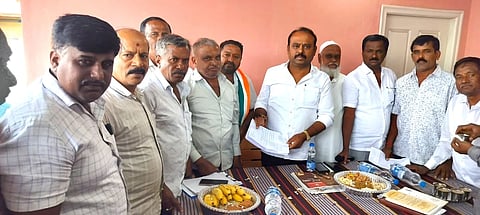 ಮದ್ದೂರು ತಾಲೂಕಿನ ನಿಡಘಟ್ಟ ಗ್ರಾಮದಲ್ಲಿ ಗ್ರಾಪಂ ಮಾಜಿ ಅಧ್ಯಕ್ಷ ಎನ್.ಎಂ.ಪ್ರಕಾಶ್ ಅವರ ನಿವಾಸದಲ್ಲಿ ಹಮ್ಮಿಕೊಂಡಿದ್ದ ಕಾಂಗ್ರೆಸ್ ಕಾರ್ಯಕರ್ತರ ಕುಂದುಕೊರತೆ ಸಭೆಯಲ್ಲಿ ಶಾಸಕ ಕೆ.ಎಂ.ಉದಯ್ ಅಹವಾಲು ಸ್ವೀಕರಿಸಿದರು. ಎನ್.ಎಂ.ಪ್ರಕಾಶ್, ಚಲುವರಾಜು, ಖುದ್ದುಸ್, ತೈಲೂರು ರಘು, ಎಚ್.ಎಲ್.ಸತೀಶ್ ಸೇರಿದಂತೆ ಇತರರು ಇದ್ದರು. 
