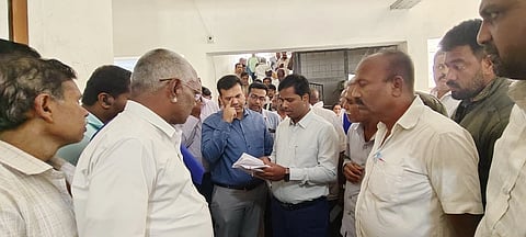 ಮದ್ದೂರು ನಗರದ ತಾಲೂಕು ಕಚೇರಿಗೆ ಜಿಲ್ಲಾಧಿಕಾರಿ ಡಾ.ಕುಮಾರ ಅವರು  ದಿಢೀರ್ ಭೇಟಿ ನೀಡಿ ಪರಿಶೀಲಿಸಿ, ಸಾರ್ವಜನಿಕರಿಂದ ಅಹವಾಲು ಸ್ವೀಕರಿಸಿದರು. ಪರಶುರಾಮ್ ಸತ್ತಿಗೇರಿ, ಸೋಮಶೇಖರ್ ಇದ್ದರು.