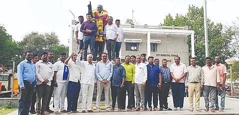 ಸಂವಿಧಾನ ಶಿಲ್ಪಿ ಡಾ.ಬಾಬಾ ಸಾಹೇಬ್ ಅಂಬೇಡ್ಕರ್ ಅವರ 69ನೇ ಮಹಾ ಪರಿನಿರ್ವಾಣ ದಿನದ ಅಂಗವಾಗಿ ಮದ್ದೂರು ನಗರಸಭೆ ಆವರಣದಲ್ಲಿರುವ ಶನಿವಾರ ಡಾ.ಬಿ.ಆರ್.ಅಂಬೇಡ್ಕರ್ ಅವರ ಪುತ್ಥಳಿಗೆ ಶಾಸಕ ಕೆ.ಎಂ.ಉದಯ್ ಮಾಲಾರ್ಪಣೆ ಮಾಡಿದರು. ಪರಶುರಾಮ್ ಸತ್ತಿಗೇರಿ, ರಾಜೇಂದ್ರ ಸಿದ್ದರಾಜು, ಮಹದೇವಯ್ಯ, ಚಿದಂಬರಮೂರ್ತಿ, ಪುಟ್ಟಲಿಂಗಯ್ಯ ಇದ್ದರು.