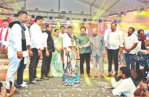 ಮದ್ದೂರು ಉತ್ಸವ ಕಾರ್ಯಕ್ರಮವನ್ನು ಉಪ ಮುಖ್ಯಮಂತ್ರಿ ಡಿ.ಕೆ.ಶಿವಕುಮಾರ್ ಉದ್ಘಾಟಿಸಿದರು. ಕೆ.ಎಂ.ಉದಯ್, ದಿನೇಶ್‌ಗೂಳಿಗೌಡ, ವಿನುತಾ, ಇಕ್ಬಾಲ್ ಹುಸೇನ್, ಚಲುವರಾಜು, ಕೆ.ಎಂ.ರವಿ, ಶ್ರೀನಿವಾಸ್ ಇದ್ದರು.