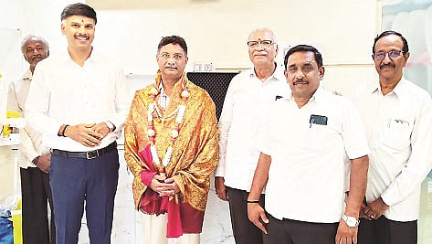 ಮದ್ದೂರು ನಗರದಲ್ಲಿ ಶಾಸಕ ಮಧುಜಿ.ಮಾದೇಗೌಡ ಅವರನ್ನು ನಿವೃತ್ತ ಪ್ರಾಂಶುಪಾಲ ಪುಟ್ಟಲಿಂಗಯ್ಯ, ಅಭಿನಂದಿಸಿದರು. ಡಾ.ಡಿ.ಪಿ.ವಿನುತ್, ಪ್ರೊ.ಎ.ಪೂನಮ್ ಇದ್ದರು.  