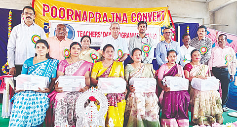 ಶಿವಪುರದ ಪೂರ್ಣಪ್ರಜ್ಞ ಕಾನ್ವೆಂಟ್‌ನಲ್ಲಿ  ಆಯೋಜಿಸಿದ್ದ ಶಿಕ್ಷಕರ ದಿನಾಚರಣೆಯಲ್ಲಿ ಉತ್ತಮ ಶಿಕ್ಷಕರನ್ನು ಅಭಿನಂದಿಸಲಾಯಿತು. ಕಸ್ತೂರಿ ಅನಂತೇಗೌಡ, ಅನಂತೇಗೌಡ, ಪ್ರೊ.ಕೃಷ್ಣ, ವಿನಯ್, ವಿಕಾಶ್, ರಾಜೇಂದ್ರಕುಮಾರ್, ನಾರಾಯಣಸ್ವಾಮಿ ಇದ್ದರು.