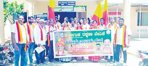 ಮದ್ದೂರು ನಗರದ ಗುರುಶಾಂತಪ್ಪ ಸರ್ಕಾರಿ ಆಸ್ಪತ್ರೆಯಲ್ಲಿರುವ ಅವ್ಯವಸ್ಥೆಗಳನ್ನು ಸರಿಪಡಿಸುವಂತೆ ಹಾಗೂ ರೋಗಿಗಳಿಗೆ ಮೂಲಸೌಕರ್ಯ ಕಲ್ಪಿಸುವಂತೆ ಆಗ್ರಹಿಸಿ ಕರ್ನಾಟಕ ರಕ್ಷಣ ವೇದಿಕೆಯಿಂದ ಆಸ್ಪತ್ರೆ ಎದುರು ಪ್ರತಿಭಟನೆ ನಡೆಯಿತು. ರಾಮಚಂದ್ರೇಗೌಡ, ಬೋರೇಗೌಡ, ಗೀತಾ, ಮಹಾದೇವು, ಮಂಜೇಶ್ ಇದ್ದರು.