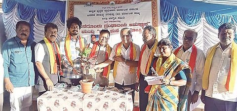 ಮದ್ದೂರು ನಗರದಲ್ಲಿ ಆಯೋಜಿಸಿದ್ದ ಕಾರ್ಯಕ್ರಮವನ್ನು ಕನ್ನಡ ಪುಸ್ತಕ ಪ್ರಾಧಿಕಾರದ ಅಧ್ಯಕ್ಷ ಡಾ.ಮಾನಸ ಉದ್ಘಾಟಿಸಿದರು. ವಿನಯ್‌ಕುಮಾರ್, ಡಾ.ಬಿ.ಕೃಷ್ಣ, ಶಿವನಂಜಯ್ಯ,ಡಾ.ಎಂ.ಮಹೇಶ ಚಿಕ್ಕಲ್ಲೂರು ಡಿ.ಪಿ.ಸ್ವಾಮಿ ಇದ್ದರು.