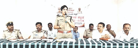 ನಗರದ ಡಾ.ಬಿ.ಆರ್.ಅಂಬೇಡ್ಕರ್ ಭವನದಲ್ಲಿ ಆಯೋಜಿಸಿದ್ದ ಸಭೆಯಲ್ಲಿ ಎಸ್ಪಿ ಡಾ.ವಿ.ಜೆ.ಶೋಭಾರಾಣಿ ಮಾತನಾಡಿದರು. ಯಶವಂತ್‌ಕುಮಾರ್, ಶಿವಕುಮಾರ್ ಬಿರಾದರ, ನವೀನ್, ನಾರಾಯಣ್, ಅನಿಲ್‌ಕುಮಾರ್ ಇದ್ದರು.