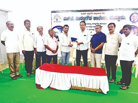 ಮದ್ದೂರು ನಗರದ ಡಾ.ಎಚ್.ಕೆ.ಮರಿಯಪ್ಪ ಕಾನ್ವೆಂಟ್‌ನ ಶಾಲಾ ವಾಹನ ಮತ್ತು ಖಾಸಗಿ ಬಸ್ ನಡುವೆ ಸಂಬಂಧಿಸಿದ ಅಪಘಾತದಲ್ಲಿ ಗಾಯಗೊಂಡಿದ್ದ ಶಾಲೆಯ ವಿದ್ಯಾರ್ಥಿ ಪಾಲಕರಿಗೆ ಸಂಸ್ಥೆ ವತಿಯಿಂದ ಸಹಾಯಧನದ ಚೆಕ್ ವಿತರಿಸಲಾಯಿತು. ಎಂ.ಸ್ವರೂಪ್‌ಚಂದ್, ಸಿ.ಅಪೂರ್ವಚಂದ್ರ, ವರದರಾಜು, ಯು.ಎಸ್.ರವಿ, ಯು.ಎಸ್.ಶಿವಕುಮಾರ್ ಇದ್ದರು.