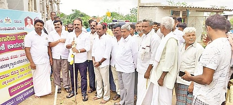 ಮದ್ದೂರು ತಾಲೂಕಿನ ಹರಕನಹಳ್ಳಿ ಗ್ರಾಮದಲ್ಲಿ ರಸ್ತೆ ಅಭಿವೃದ್ಧಿ ಕಾಮಗಾರಿ ಶಾಸಕ ಕೆ.ಎಂ.ಉದಯ್ ಭೂಮಿಪೂಜೆ ಮಾಡಿದರು. ಹರೀಶ್‌ಬಾಬು, ಕದಲೂರು ರಾಮಕೃಷ್ಣ, ದಾಸೇಗೌಡ, ಶಂಕರಲಿಂಗಯ್ಯ ಇದ್ದರು.