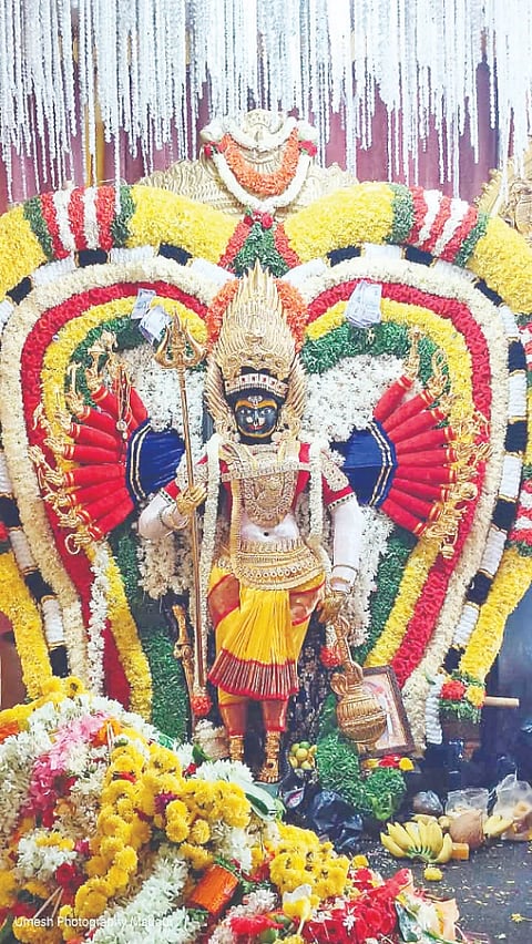 ನಾಲ್ಕನೇ ಆಷಾಡ ಶುಕ್ರವಾರದ ಹಿನ್ನೆಲೆಯಲ್ಲಿ ಮದ್ದೂರು ನಗರದ ಶಕ್ತಿ ದೇವತೆ ಶ್ರೀ ಮದ್ದೂರಮ್ಮನಿಗೆ ವಿಶೇಷ ಅಲಂಕಾರ ಮಾಡಿರುವುದು.