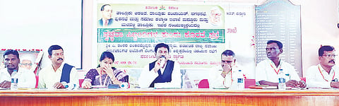 ಮದ್ದೂರು ತಾಲೂಕು ಪಂಚಾಯಿತಿ ಸಭಾಂಗಣದಲ್ಲಿ ಆಯೋಜಿಸಿದ್ದ ಪೌರಕಾರ್ಮಿಕರ ಕುಂದು ಕೊರತೆ ಸಭೆಯಲ್ಲಿ ಸಫಾಯಿ ಕರ್ಮಚಾರಿ ಆಯೋಗದ ಸದಸ್ಯ ಸಿ.ಶಂಕರ್ ಅಂಕನ ಶೆಟ್ಟಿಪುರ ಮಾತನಾಡಿದರು. ಶ್ರೀಧರ್, ನಾಗರತ್ನಾ, ರವಿಕುಮಾರ್ ಇದ್ದರು.