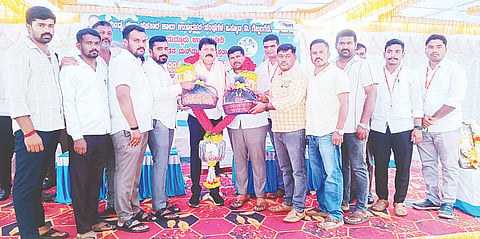ಮದ್ದೂರು ನಗರದ ಚನ್ನೇಗೌಡನದೊಡ್ಡಿಯಲ್ಲಿ ಮನ್‌ಮುಲ್‌ನ ಉಪ ಕಚೇರಿಯ ಸಿಬ್ಬಂದಿ ವತಿಯಿಂದ ಮನ್‌ಮುಲ್ ನೂತನ ಅಧ್ಯಕ್ಷ ಹರೀಶ್‌ಬಾಬು ಹಾಗೂ ನಿರ್ದೇಶಕ ಎಸ್.ಪಿ.ಸ್ವಾಮಿ  ಅವರನ್ನು ಅಭಿನಂದಿಸಲಾಯಿತು. ಡಾ.ಮಂಜೇಶ್‌ಗೌಡ, ಪುಷ್ಪಲತಾ, ಡಾ.ಗೋವರ್ಧನ್, ಹನುಮಂತು, ದೀಪಕ್ ಇದ್ದರು.