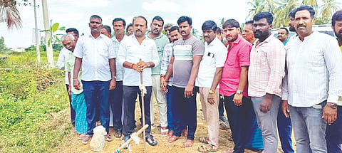 ಮದ್ದೂರು ತಾಲೂಕಿನ ಹುಲಿಗೆರೆಪುರ ಗ್ರಾಮದಲ್ಲಿ ಕಾವೇರಿ ನೀರಾವರಿ ನಿಗಮದಿಂದ 2 ಕೋಟಿ ರೂ. ವೆಚ್ಚದ ನಾಲಾ ಅಭಿವೃದ್ಧಿ ಕಾಮಗಾರಿಗೆ ಶಾಸಕ ಕೆ.ಎಂ.ಉದಯ್ ಚಾಲನೆ ನೀಡಿದರು. ನಗರಕೆರೆ ಸಂದೀಪ್, ಗೊರವನಹಳ್ಳಿ ರಾಘವ, ಹುಲಿಗೆರೆಪುರ ಮಹದೇವ, ಮಾದೇಗೌಡ, ರಾಜಶೇಖರ್, ಶಿವಮಾದು, ಬೋರೇಗೌಡ ಇದ್ದರು.