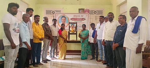 ಇತ್ತೀಚೆಗೆ ನಿಧನರಾದ ದಲಿತ ಹಕ್ಕುಗಳ ಸಮಿತಿಯ ಜಿಲ್ಲಾ ಉಪಾಧ್ಯಕ್ಷ ಪರಶುರಾಮ್ ಅವರಿಗೆ ಸಮಿತಿಯ ವತಿಯಿಂದ ಮದ್ದೂರಿನ ಪ್ರವಾಸಿ ಮಂದಿರದಲ್ಲಿ ಶುಕ್ರವಾರ ನುಡಿನಮನ ಕಾರ್ಯಕ್ರಮವು ನಡೆಯಿತು. ಕೃಷ್ಣೇಗೌಡ, ಕೃಷ್ಣ, ವಿಜೇಂದ್ರಕುಮಾರ್, ಅಂಬೂಜಿ, ಗಿರಿಜಮ್ಮ ಇತರರು ಇದ್ದರು.