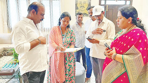 ಮದ್ದೂರು ಶಾಸಕ ಕೆ.ಎಂ. ಉದಯ್‌ಕುಮಾರ್ ಅವರು ಕದಲೂರು ಗ್ರಾಮದ ತಮ್ಮ ನಿವಾಸದಲ್ಲಿ ನಡೆದ ಎಸ್‌ಐಆರ್ ಪ್ರಕ್ರಿಯೆಯಲ್ಲಿ ಭಾಗವಹಿಸುವುದರ ಮೂಲಕ ಅಧಿಕೃತವಾಗಿ ಚಾಲನೆ ನೀಡಿದರು. ವಿನುತಾಉದಯ್, ಕೆ.ಎಂ.ರವಿ ಇತರರಿದ್ದರು.