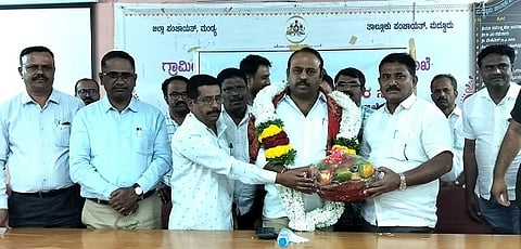 ಮದ್ದೂರು ನಗರದ ತಾಲೂಕು ಪಂಚಾಯತಿ ಸಭಾಂಗಣದಲ್ಲಿ ಆಯೋಜಿಸಿದ್ದ ವಾರ್ಷಿಕ ಮಹಾ ಸಭೆಯಲ್ಲಿ ಶಾಸಕ ಕೆ.ಎಂ.ಉದಯ್ ಅವರನ್ನು ಅಭಿನಂದಿಸಲಾಯಿತು. ಶಿವನಂಜಯ್ಯ, ರವೀಶ್, ಸತೀಶ್, ಸುರೇಶ್, ರಾಮಲಿಂಗಯ್ಯ, ಧನಂಜಯ ಇದ್ದರು.