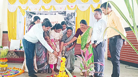    ಮದ್ದೂರು ನಗರದ ನಂಜಪ್ಪ ಕಲ್ಯಾಣ ಮಂಟಪದಲ್ಲಿ ಬಜ್ ವುಮೆನ್ ಸಂಸ್ಥೆ ಆಯೋಜಿಸಿದ್ದ ಮಹಿಳಾ ದಿನಾಚರಣೆಯನ್ನು ಜಿ.ಎಸ್.ವೆಂಕಟೇಶ್ ಉದ್ಘಾಟಿಸಿದರು. ನಂದಿನಿ, ಬಾಲಕೃಷ್ಣ, ಜಿ.ಪೂರ್ಣಿಮಾ, ಟಿ.ಪ್ರಸನ್ನಕುಮಾರ್, ಶೋಭಾ ಇದ್ದರು.