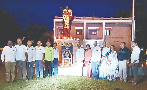  ಅಹಿಂದ ಸಂರಕ್ಷಣಾ ವೇದಿಕೆಯ ವತಿಯಿಂದ ಡಾ.ಬಿ.ಆರ್.ಅಂಬೇಡ್ಕರ್ ಪರಿನಿಬ್ಬಾಣ ದಿನದ ಅಂಗವಾಗಿ ನಗರದ ಡಾ.ಬಿ.ಆರ್.ಅಂಬೇಡ್ಕರ್ ಪುತ್ಥಳಿಯ ಮುಂಭಾಗ ಮೇಣದ ಬತ್ತಿ ಹಚ್ಚುವ ಮೂಲಕ ಆಚರಣೆ ಮಾಡಲಾಯಿತು. ಮಲವರಾಜ್, ಶ್ರೀನಿವಾಸಶೆಟ್ರು, ಪಿ.ಶಶಿಕುಮಾರ್, ಅಸೀಫ್‌ಪಾಷಾ, ಮಹದೇವ, ಯಶೋದಾ, ಗೌಸ್ ಇದ್ದರು.