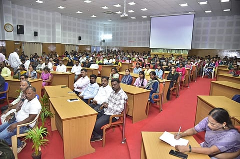  ಚಾಮರಾಜನಗರದ ಜಿಲ್ಲಾ ಪಂಚಾಯಿತಿ ಕೆಡಿಪಿ ಸಭಾಂಗಣದಲ್ಲಿ ಬುಧವಾರ ಆಯೋಜಿಸಿದ್ದ ಅಭ್ಯುದಯ ಕಾರ್ಯಕ್ರಮದಲ್ಲಿ ಚಾಮರಾಜನಗರ ವಿಶ್ವವಿದ್ಯಾಲಯದ ಪ್ರಾಧ್ಯಾಪಕರು ಮತ್ತು ವಿದ್ಯಾರ್ಥಿಗಳು ಪಾಲ್ಗೊಂಡರು.