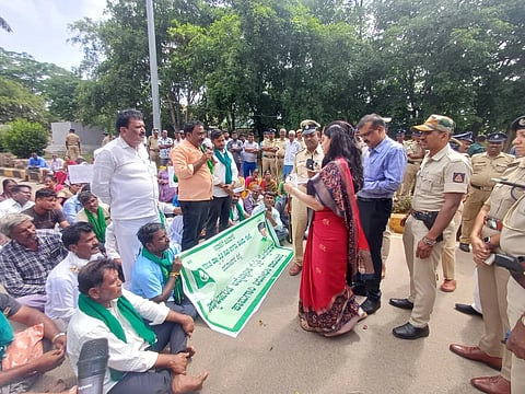 ಚಾಮರಾಜನಗ ತಾಲೂಕಿನ ಪಣ್ಯದಹುಂಡಿ ಗ್ರಾಮದಿಂದ ಪಾದಯಾತ್ರೆ ನಡೆಸಿದ ರೈತ ಮುಖಂಡರು ಮತ್ತು ಗ್ರಾಮಸ್ಥರು