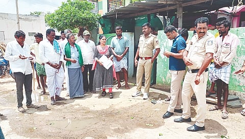  ಸಿರಿಗೇರಿ ಸಮೀಪದ ದಾಸಪುರದಲ್ಲಿ ರಸ್ತೆ ಒತ್ತುವರಿ ದೂರಿನ ಹಿನ್ನೆಲೆಯಲ್ಲಿ ಪಿಡಿಒ ಲೀಲಾವತಿ, ಪಿಎಸ್‌ಐ ಶಶಿಧರ ನಾಯಕ್ ಭೇಟಿ ನೀಡಿ ಪರಿಶೀಲಿಸಿದರು.
