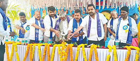 ಆಲೂರು ಪಟ್ಟಣದ ತಾಲೂಕು ಆಡಳಿತ ಸೌಧದ ಆವರಣದಲ್ಲಿ ಆಯೋಜಿಸಿದ್ದ ಭೀಮ ಕೋರೆಂಗಾವ್ ವಿಜಯೋತ್ಸವ ಕಾರ್ಯಕ್ರಮವನ್ನು ಶಾಸಕ ಸಿಮೆಂಟ್ ಮಂಜು ಉದ್ಘಾಟಿಸಿದರು. ಬಿ.ಗೋಪಾಲ್ , ಎಚ್.ಕೆ. ಕುಮಾರಸ್ವಾಮಿ, ಮುರಳಿ ಮೋಹನ್, ಕೆ.ಎಸ್. ಮಂಜೇಗೌಡ ಇತರರಿದ್ದರು.