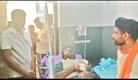 ಕಾಡಾನೆ ದಾಳಿಗೆ ಒಳಗಾದ ಕಾರ್ಮಿಕನಿಗೆ ಬಾಳೆಹೊನ್ನೂರು ಪ್ರಾಥಮಿಕ ಆರೋಗ್ಯ ಕೇಂದ್ರದಲ್ಲಿ ಚಿಕಿತ್ಸೆ ನೀಡಲಾಯಿತು.