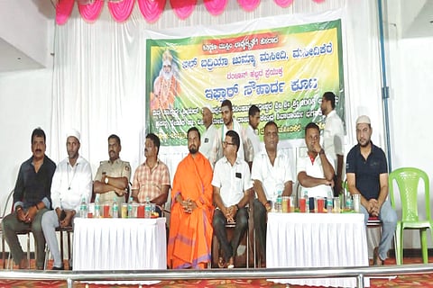 ಬಾಳೆಹೊನ್ನೂರು ಮಸೀದಿಕೆರೆಯ ಅಲ್ ಬದ್ರಿಯಾ ಜುಮ್ಮಾ ಮಸೀದಿಯಲ್ಲಿ ರಂಜಾನ್ ಅಂಗವಾಗಿ ಆಯೋಜಿಸಿದ್ದ ಸೌಹಾರ್ದ ಇಫ್ತಾರ್ ಕೂಟದಲ್ಲಿ ಹುಡುಗಿ ಹಿರೇಮಠದ ಸೋಮೇಶ್ವರ ಶಿವಾಚಾರ್ಯರು ಮತ್ತು ಗಣ್ಯರು ಭಾಗವಹಿಸಿದ್ದರು.