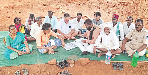 ಚಿಂಚೋಳಿ ತಾಲೂಕಿನ ಶಾದಿಪುರ ಗ್ರಾಮ ಪಂಚಾಯಿತಿ ವ್ಯಾಪ್ತಿಯ ಚಂದುನಾಯಕ ತಾಂಡಾದಲ್ಲಿ ರೈತರು ತಮ್ಮ ಭೂಮಿಗಾಗಿ 300ಕ್ಕೂ ಅಧಿಕ ದಿನಗಳಿಂದ ಹೋರಾಟ ನಡೆಸುತ್ತಿರುವುದು.