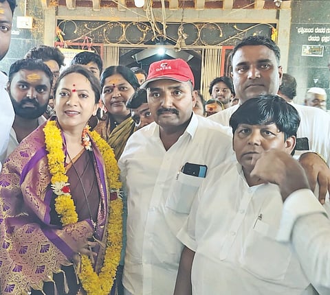 ದೇವರಹಿಪ್ಪರಗಿ ಪಟ್ಟಣದ ಕರಿದೇವರ ದೇವಸ್ಥಾನಕ್ಕೆ ಮಹಿಳಾ ಆಯೋಗದ ಅಧ್ಯಕ್ಷೆ ಡಾ. ನಾಗಲಕ್ಷ್ಮೀ ಚೌಧರಿ ಭೇಟಿ ನೀಡಿ, ಸನ್ಮಾನ ಸ್ವೀಕರಿಸಿದರು. ಗುರುನಾಥ ಮಾಸ್ತರ ಮುರಡಿ, ಶರಣು ಪೂಜಾರಿ, ಸುನೀಲ ಮಾಗಿ, ಮಾಜಿ ಸೈನಿಕ ಚಂದು ಪೂಜಾರಿ, ರಮೇಶ ಮುರಾಳ ಇತರರಿದ್ದರು.