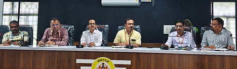  ಕುಂದಾಪುರ ತಾಪಂ ಸಭಾಂಗಣದಲ್ಲಿ ಪಶುಪಾಲನಾ ಇಲಾಖೆ, ಆರೋಗ್ಯ ಇಲಾಖೆ, ಅರಣ್ಯ ಇಲಾಖೆ ಹಾಗೂ ಪಂಚಾಯತ್ ರಾಜ್ ಇಲಾಖೆ ಅಧಿಕಾರಿಗಳ ಸಮನ್ವಯ ಸಭೆ ನಡೆಯಿತು. ಪ್ರಮುಖರಾದ ಡಾ.ರೆಡ್ಡಪ್ಪ, ಡಾ.ವಸಂತ ಕುಮಾರ್ ಶೆಟ್ಟಿ ಮತ್ತಿತರರಿದ್ದರು.