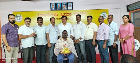 ಚಿತ್ರದುರ್ಗದದಲ್ಲಿ ನಡೆಯಲಿರುವ ಬಿಎಸ್​ವೈ ಅಭಿಮಾನೋತ್ಸವದ ಕುಂದಾಪುರ ವಿಧಾನಸಭಾ ೇತ್ರ ವ್ಯಾಪ್ತಿಯ ಪೂರ್ವಭಾವಿ ಸಭೆ ಬಿಜೆಪಿ ಕುಂದಾಪುರ ಮಂಡಲ ಕಚೇರಿಯಲ್ಲಿ ನಡೆಯಿತು. ಪ್ರಮುಖರಾದ ಶಂಕರ ಅಂಕದಕಟ್ಟೆ, ಕಾಡೂರು ಸುರೇಶ್​ ಶೆಟ್ಟಿ, ಸದಾನಂದ ಬಳ್ಕೂರು, ಪ್ರಕಾಶ್​ ಜಿ.ಪೂಜಾರಿ ಮತ್ತಿತರರು ಉಪಸ್ಥಿತರಿದ್ದರು.