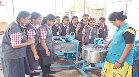  ತ್ಯಾಜ್ಯ ಕಾಗದಗಳ ಮರುಬಳಕೆ ಪ್ರಯೋಗ.